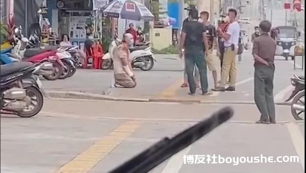 西港一中国男子遭追杀跪求警察保护:在柬国人的安全谁来保障